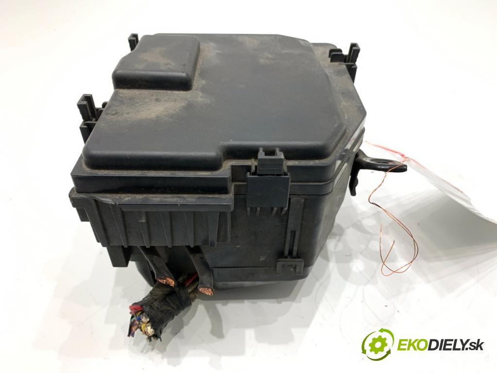 HONDA CR-V III SUV 2009 103 kW 2.2 i-CTDi 4WD (RE6) 2204 Skrinka poistková  (Poistková skrinka)