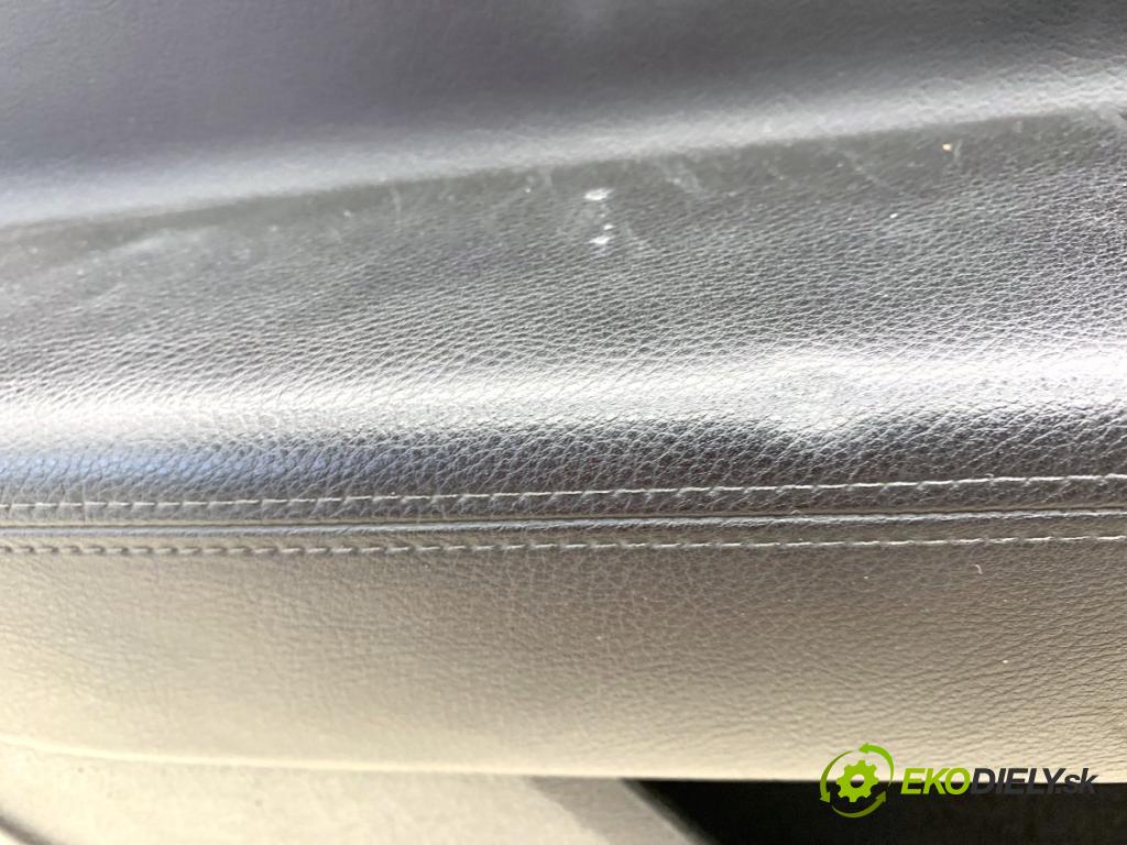 VW PASSAT B7 Kombi 2012 100 kW 2.0 TDI 1968 ča dveře levý přední část