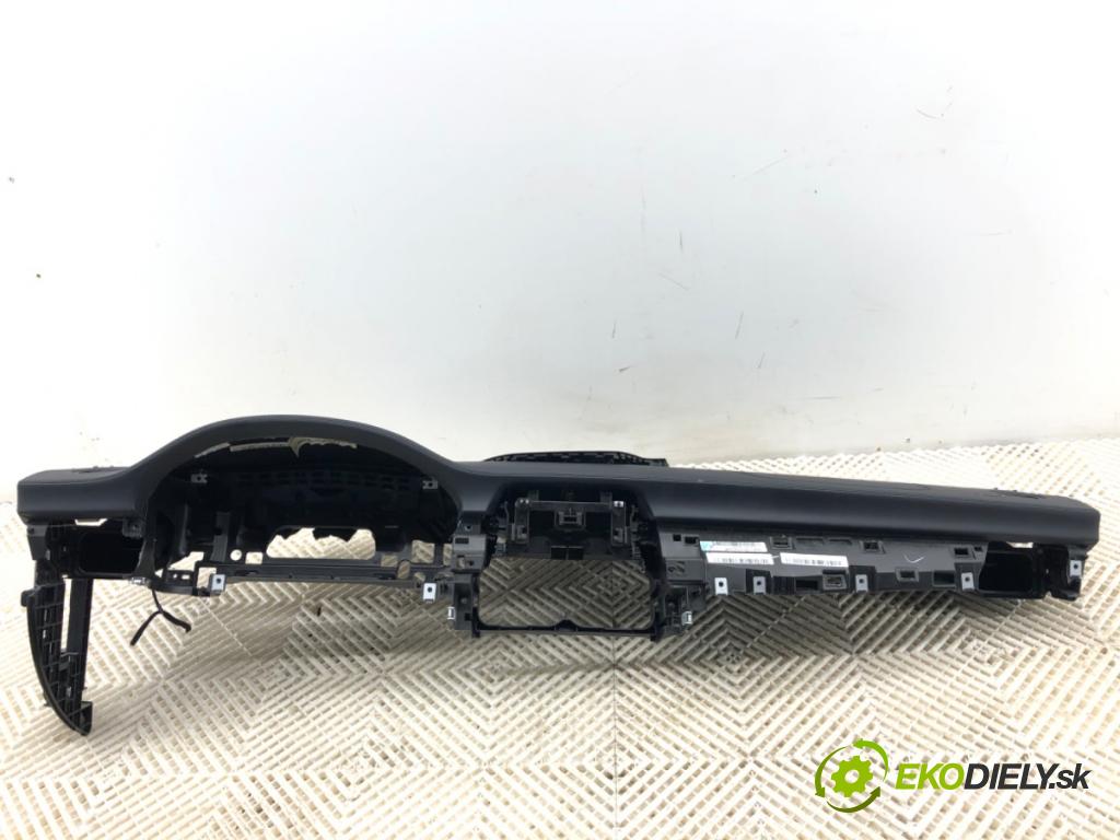 MERCEDES-BENZ W218 Kombi 2016 190 kW CLS 350 d 4-matic (218.994) 2987 palubní doska  (Palubní deska)