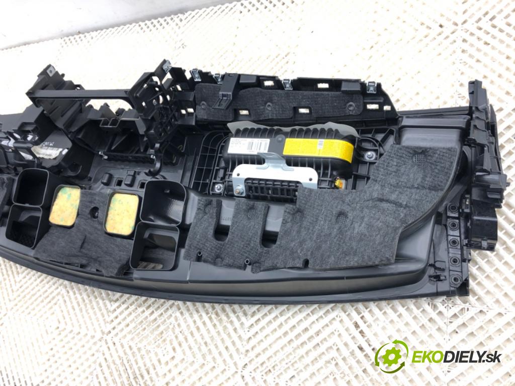 MERCEDES-BENZ W218 Kombi 2016 190 kW CLS 350 d 4-matic (218.994) 2987 palubní doska  (Palubní deska)