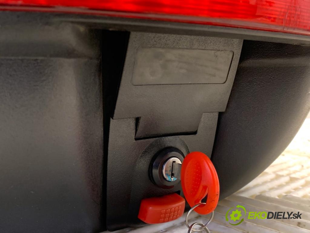 PIAGGIO TYPHOON  2002 4 kW Typhoon 50 49 centrálny