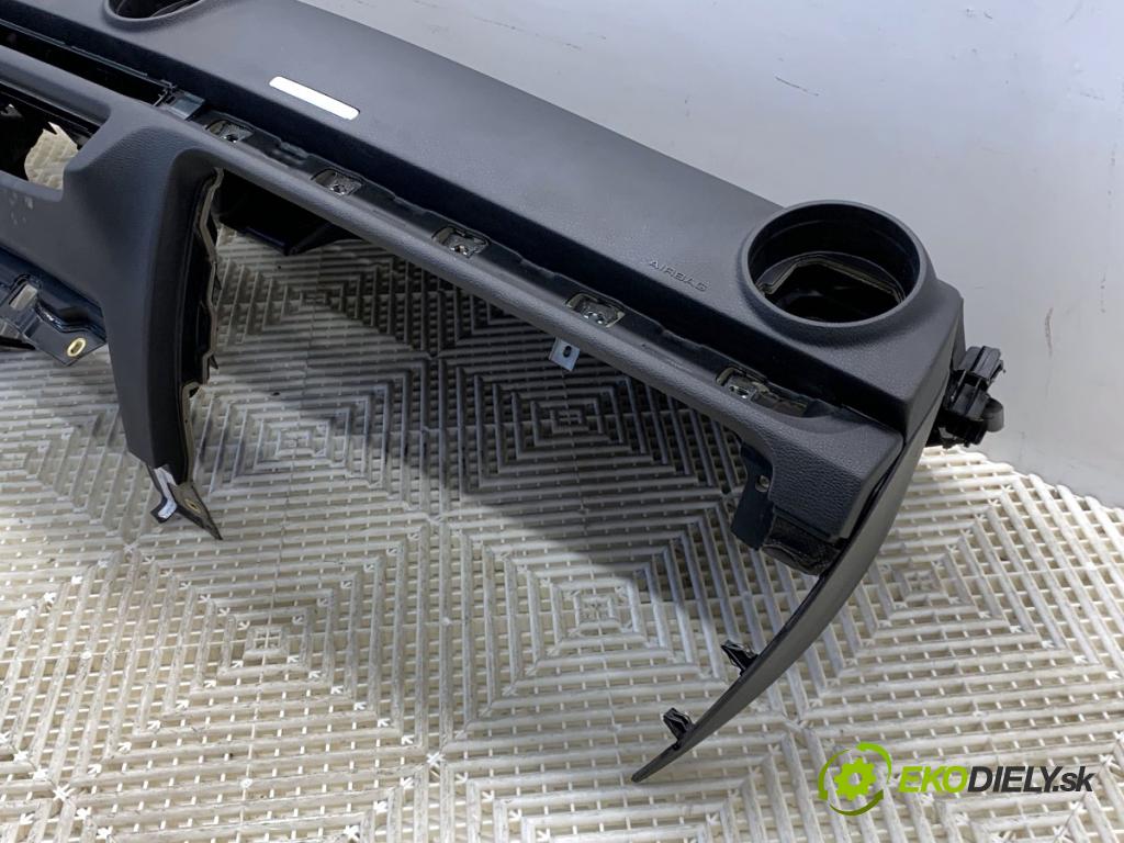 AUDI A3 8V sedan 2016 140 kW 2.0 TFSI quattro 1984 palubní doska POLŠTÁŘ: spolujezdce