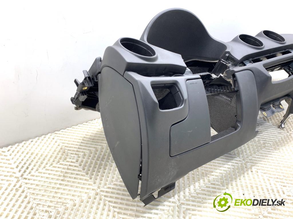 AUDI A3 8V sedan 2016 140 kW 2.0 TFSI quattro 1984 palubní doska POLŠTÁŘ: spolujezdce