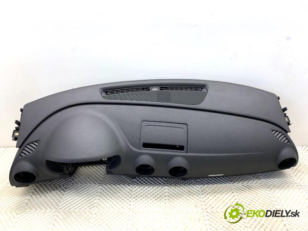 AUDI A3 8V sedan 2016 140 kW 2.0 TFSI quattro 1984 palubní doska POLŠTÁŘ: spolujezdce