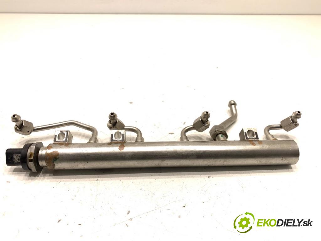 BMW G30 sedan 2021 460 kW M5 Competition 4395 lišta vstřikovací 7852403 (Vstřikovací lišta)