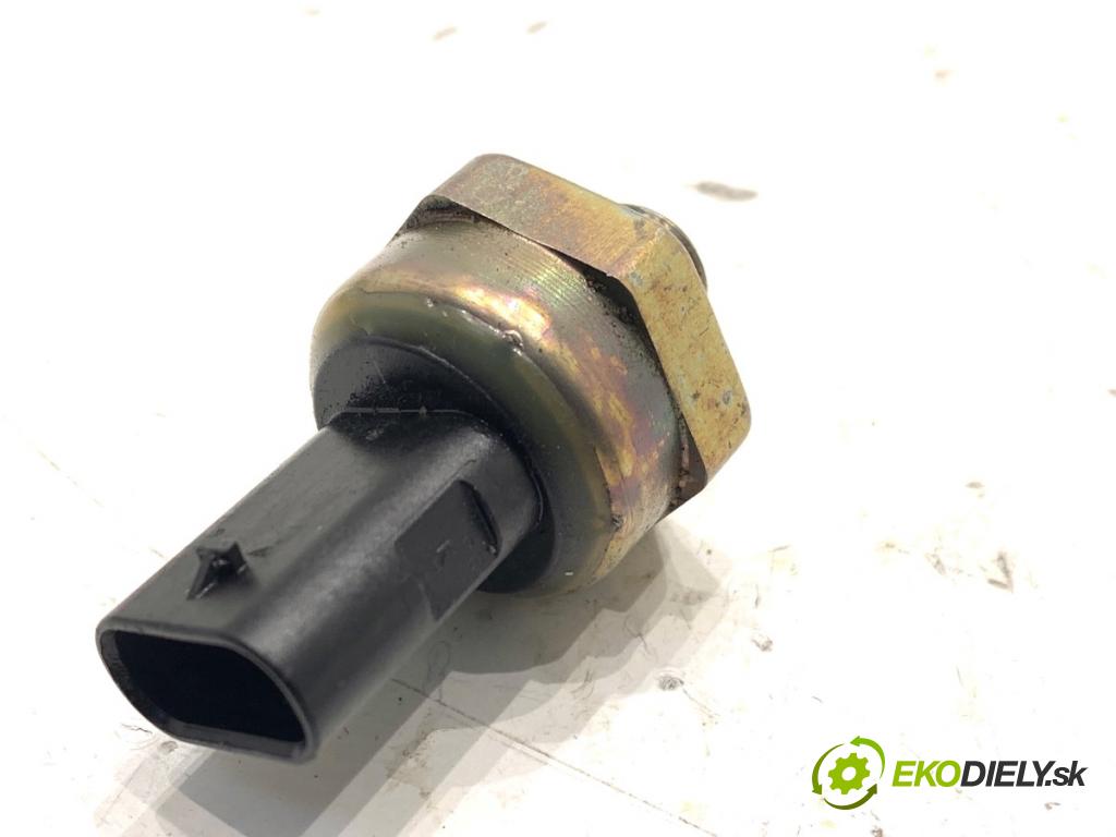 BMW G30 sedan 2021 460 kW M5 Competition 4395 snímač tlaku oleje 8647488 (Snímač tlaku oleje)