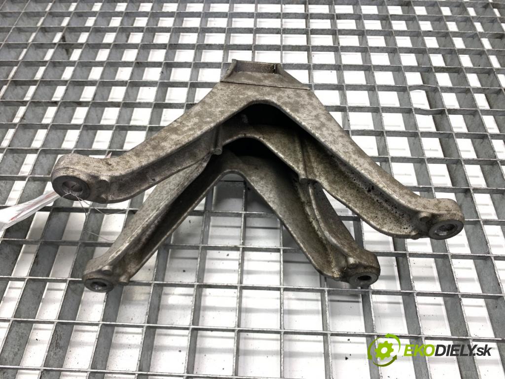 BMW G30 sedan 2021 460 kW M5 Competition 4395 Držiak Motor 7853647