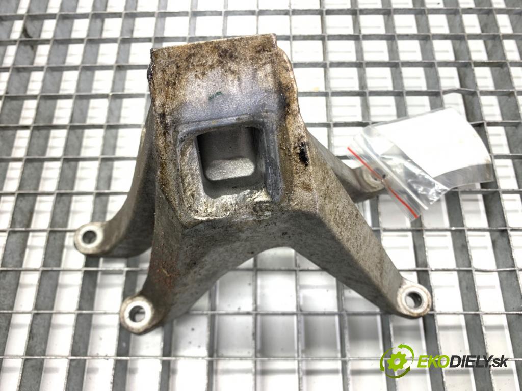 BMW G30 sedan 2021 460 kW M5 Competition 4395 Držiak Motor 7853647