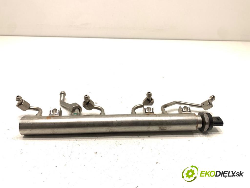 BMW G30 sedan 2021 460 kW M5 Competition 4395 lišta vstřikovací 7852402 (Vstřikovací lišta)