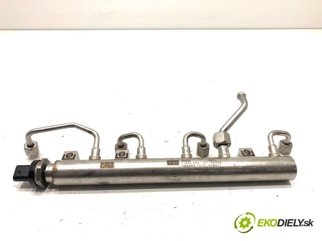 BMW G30 sedan 2021 460 kW M5 Competition 4395 lišta vstřikovací 7852402 (Vstřikovací lišta)