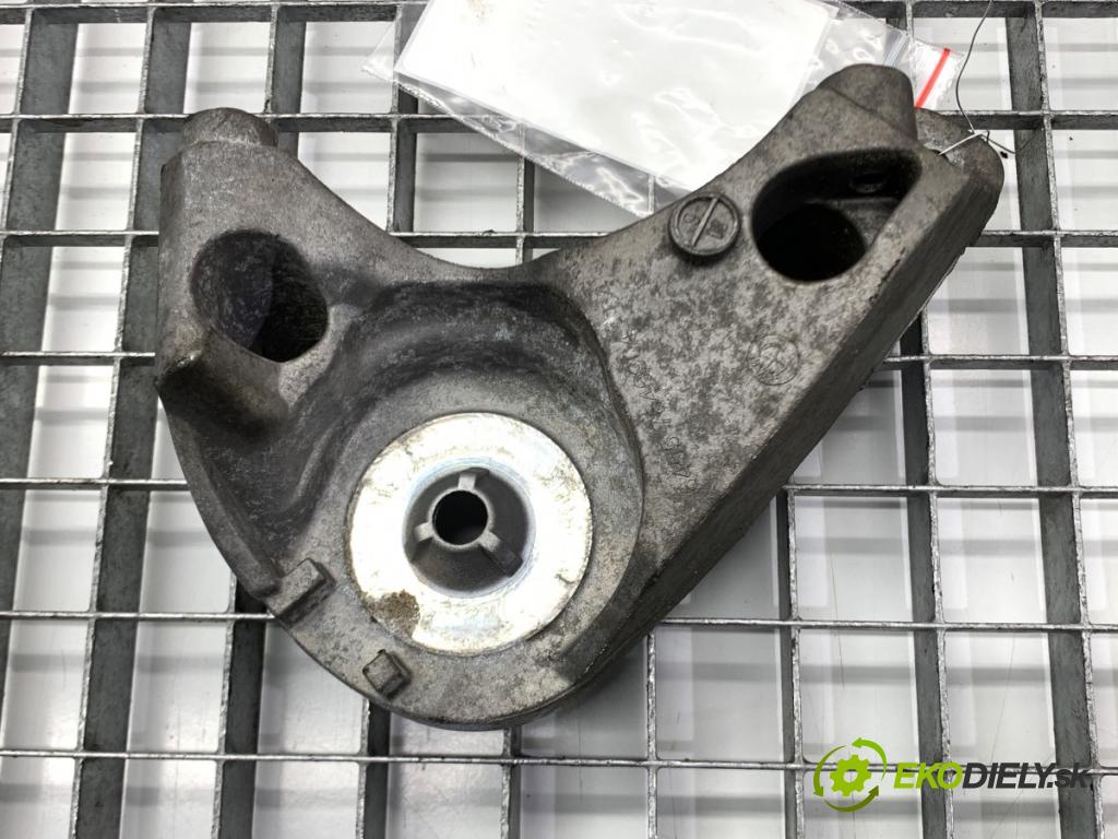 BMW G30 sedan 2021 460 kW M5 Competition 4395 Držiak uchytenia alternátora 180946-10