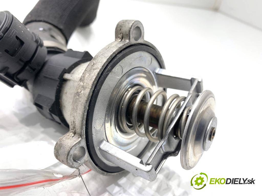 BMW G30 sedan 2021 460 kW M5 Competition 4395 Obal termostatu 7586885 (Obal (príruba) termostatu)