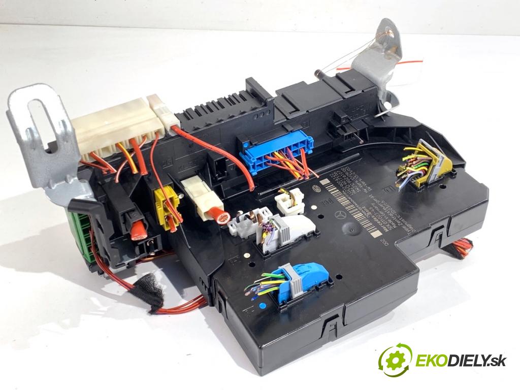 MERCEDES-BENZ W218 Kombi 2016 190 kW CLS 350 d 4-matic (218.994) 2987 Skrinka poistková 2129004122 (Poistková skrinka)