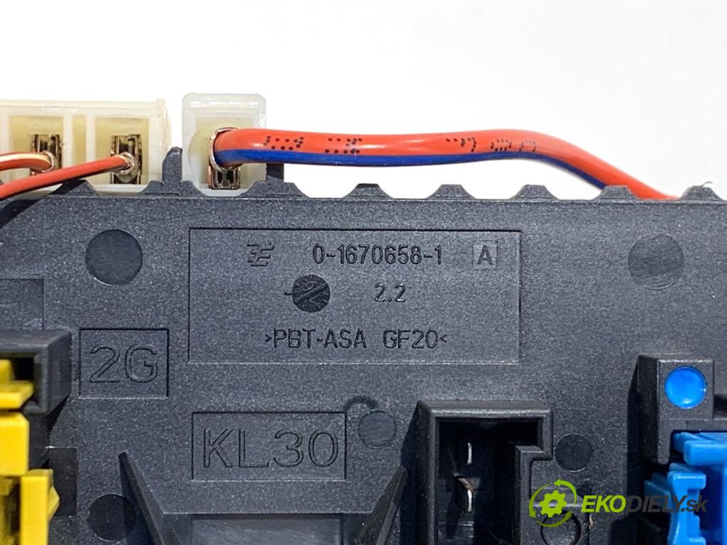 MERCEDES-BENZ W218 Kombi 2016 190 kW CLS 350 d 4-matic (218.994) 2987 Skrinka poistková 2129004122 (Poistková skrinka)