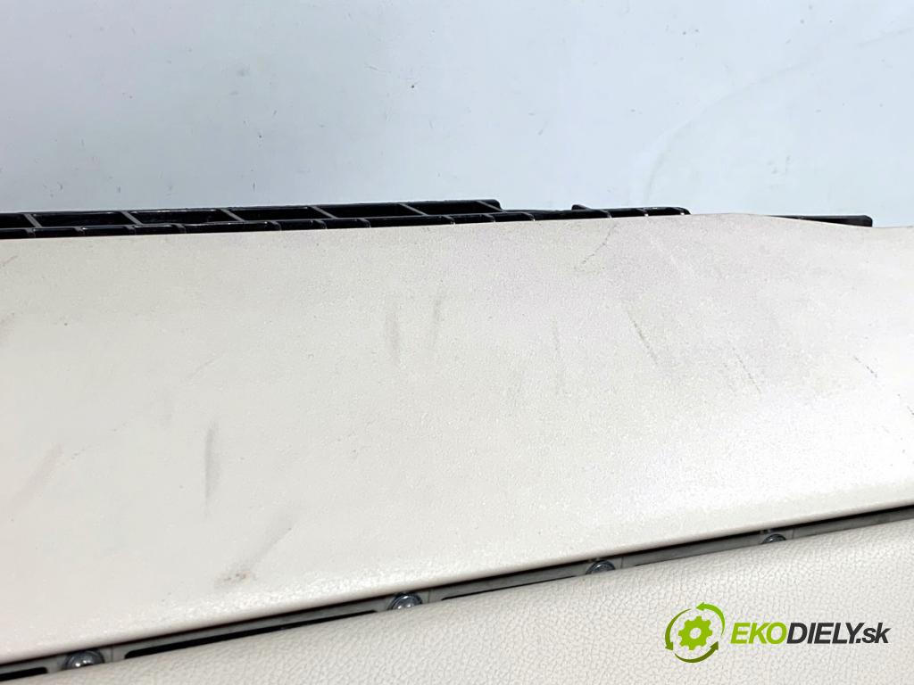 MERCEDES-BENZ W218 Kombi 2016 190 kW CLS 350 d 4-matic (218.994) 2987 přihrádka kastlík spolujezdce  (Přihrádka (kastlík))