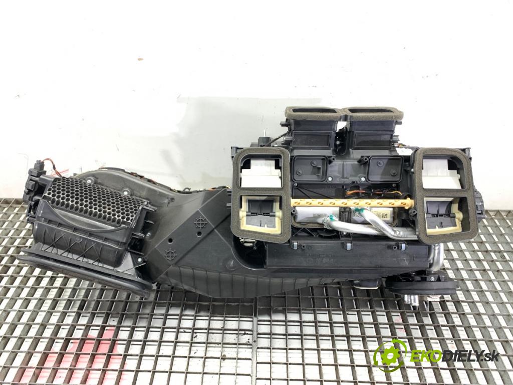 MERCEDES-BENZ W218 Kombi 2016 190 kW CLS 350 d 4-matic (218.994) 2987 topné těleso radiátor topení A2128305060 (Radiátor topení)