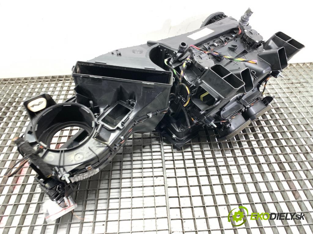 MERCEDES-BENZ W218 Kombi 2016 190 kW CLS 350 d 4-matic (218.994) 2987 topné těleso radiátor topení A2128305060 (Radiátor topení)