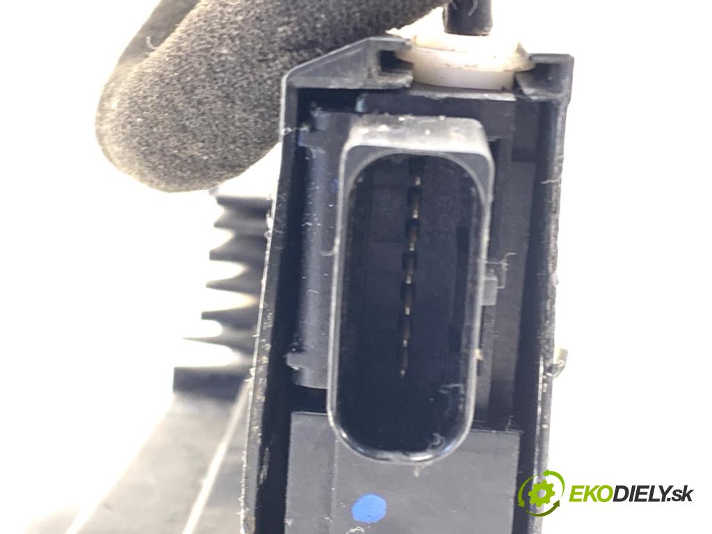 PEUGEOT 308 SW II Kombi 2014 88 kW 1.6 BlueHDi 120 1560 zámok Dvere pravy predný 9810309380