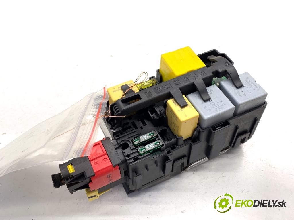 PEUGEOT 308 SW II Kombi 2014 88 kW 1.6 BlueHDi 120 1560 skříňka poistková 9806192580 (Pojistková skříňka)