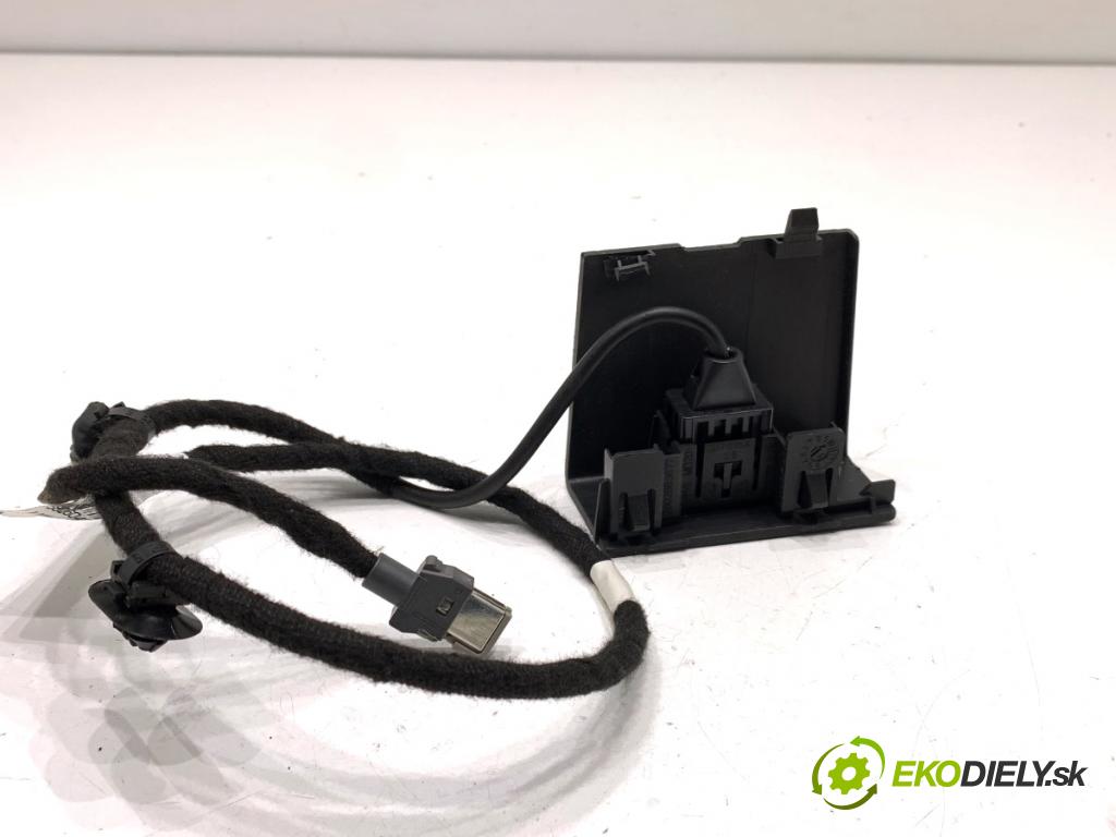 PEUGEOT 308 SW II Kombi 2014 88 kW 1.6 BlueHDi 120 1560 HNÍZDO: USB 9806048180