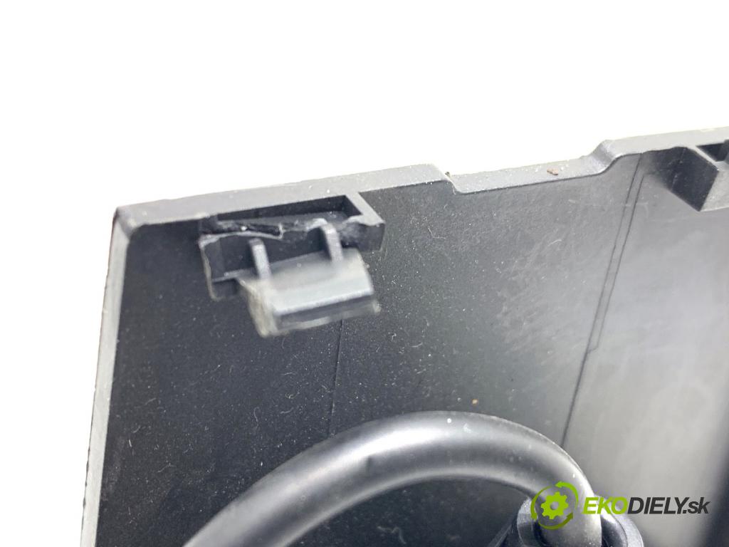 PEUGEOT 308 SW II Kombi 2014 88 kW 1.6 BlueHDi 120 1560 HNÍZDO: USB 9806048180