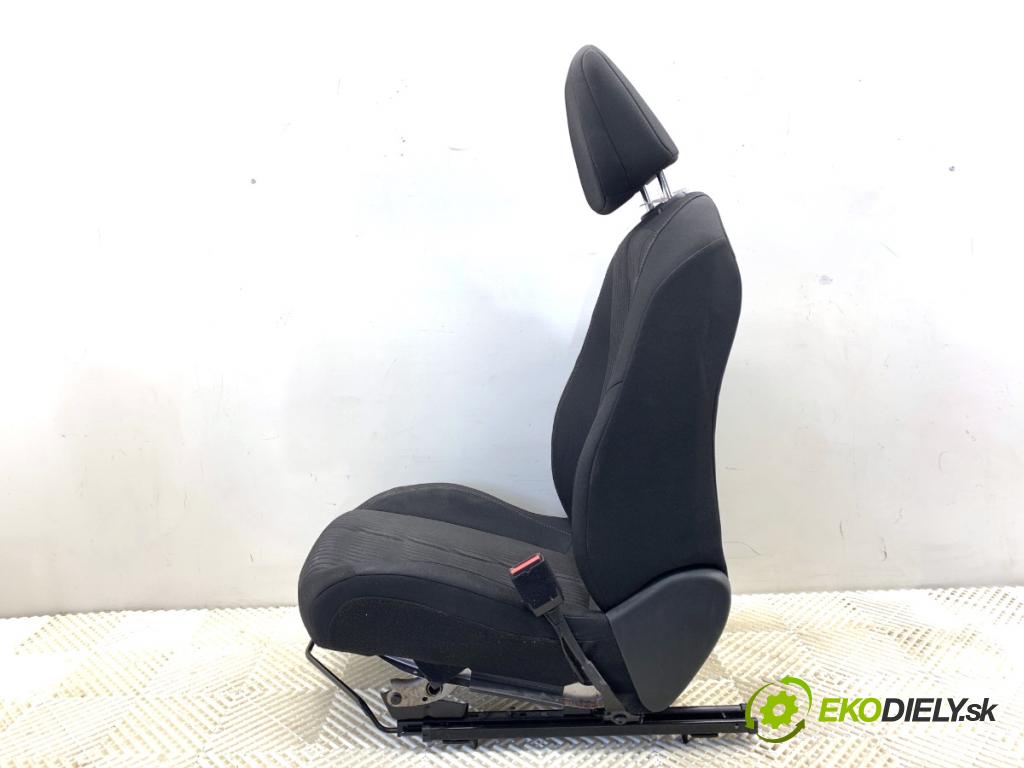 PEUGEOT 308 SW II Kombi 2014 88 kW 1.6 BlueHDi 120 1560 sedadlo pravý přední část