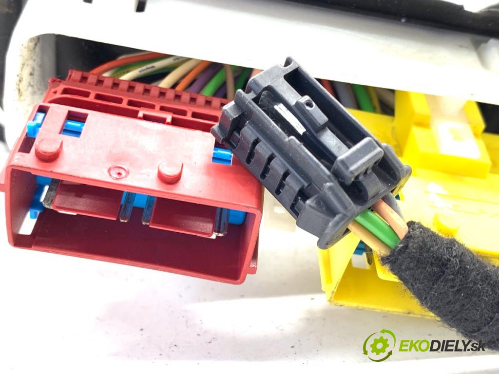 PEUGEOT 308 SW II Kombi 2014 88 kW 1.6 BlueHDi 120 1560 káblovačka dveře přední část pravý 9807916280