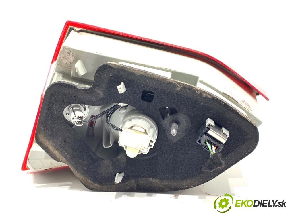 PEUGEOT 308 SW II Kombi 2014 88 kW 1.6 BlueHDi 120 1560 světlo zadní část levá strana vnitřní  (Klika dveří ostatní)