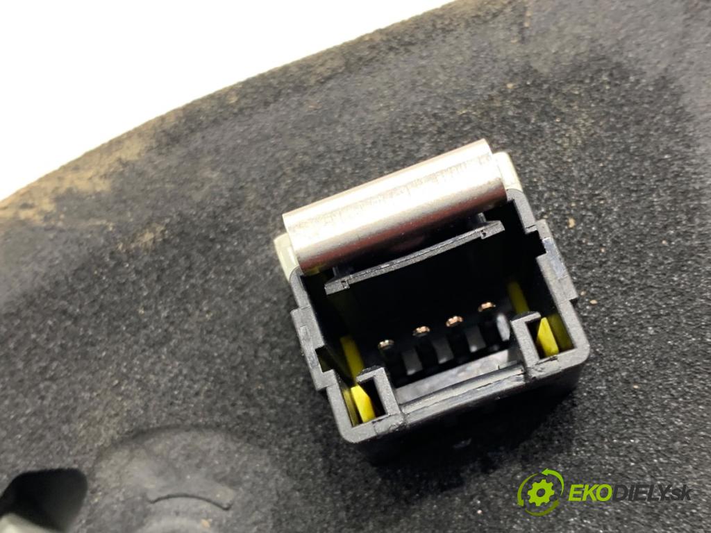 PEUGEOT 308 SW II Kombi 2014 88 kW 1.6 BlueHDi 120 1560 světlo zadní část levá strana vnitřní  (Klika dveří ostatní)