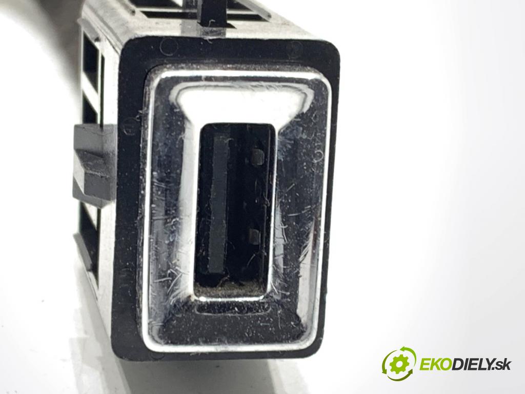 PEUGEOT 308 SW II Kombi 2014 88 kW 1.6 BlueHDi 120 1560 HNÍZDO: USB 9806048080