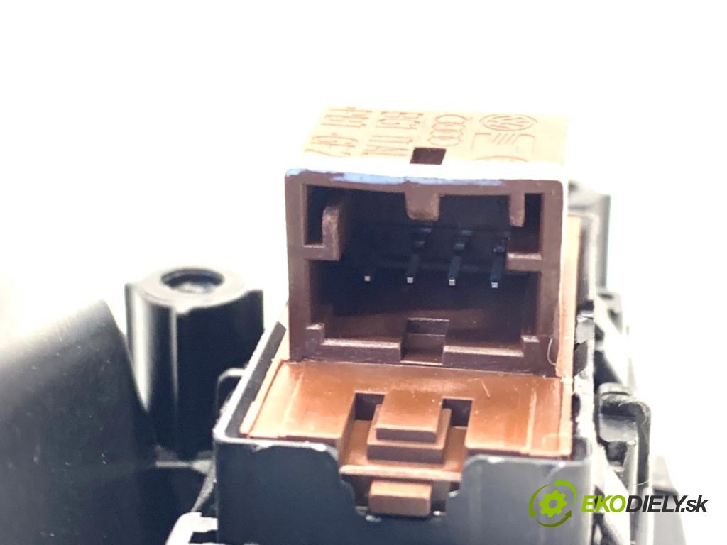 AUDI A3 8V sedan 2016 140 kW 2.0 TFSI quattro 1984 Kľučka vnútorná pravy predný 8V3837020B