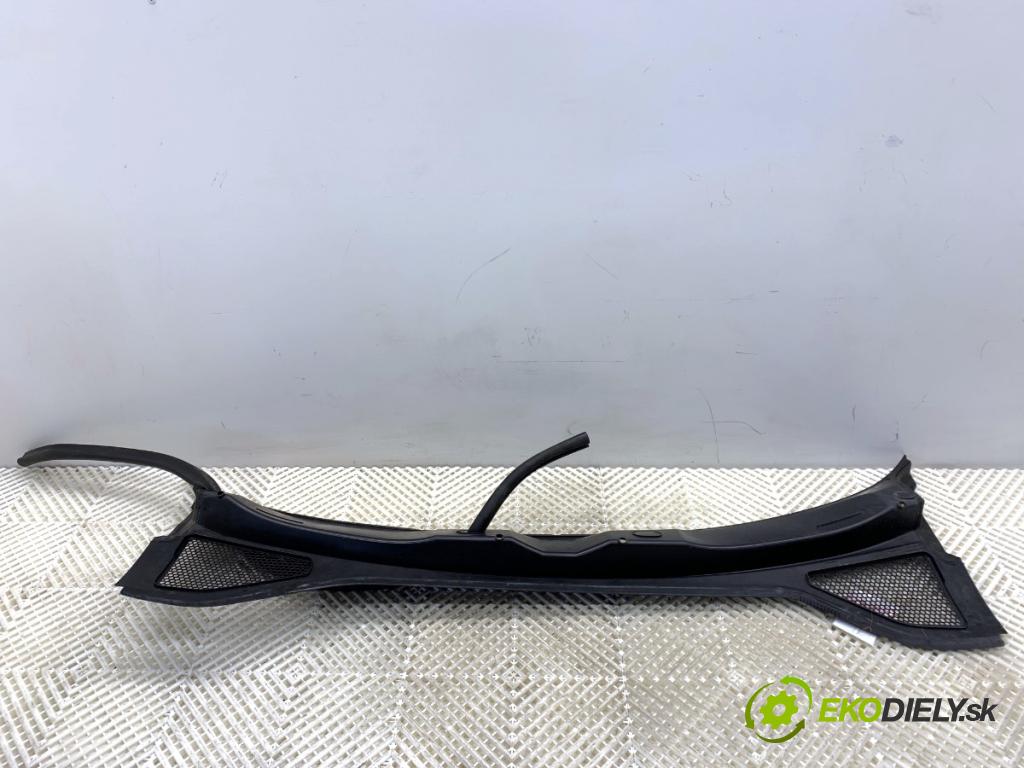 AUDI A3 8V sedan 2016 140 kW 2.0 TFSI quattro 1984 torpédo plast pod čelní okno  (Plast pod čelním sklem)