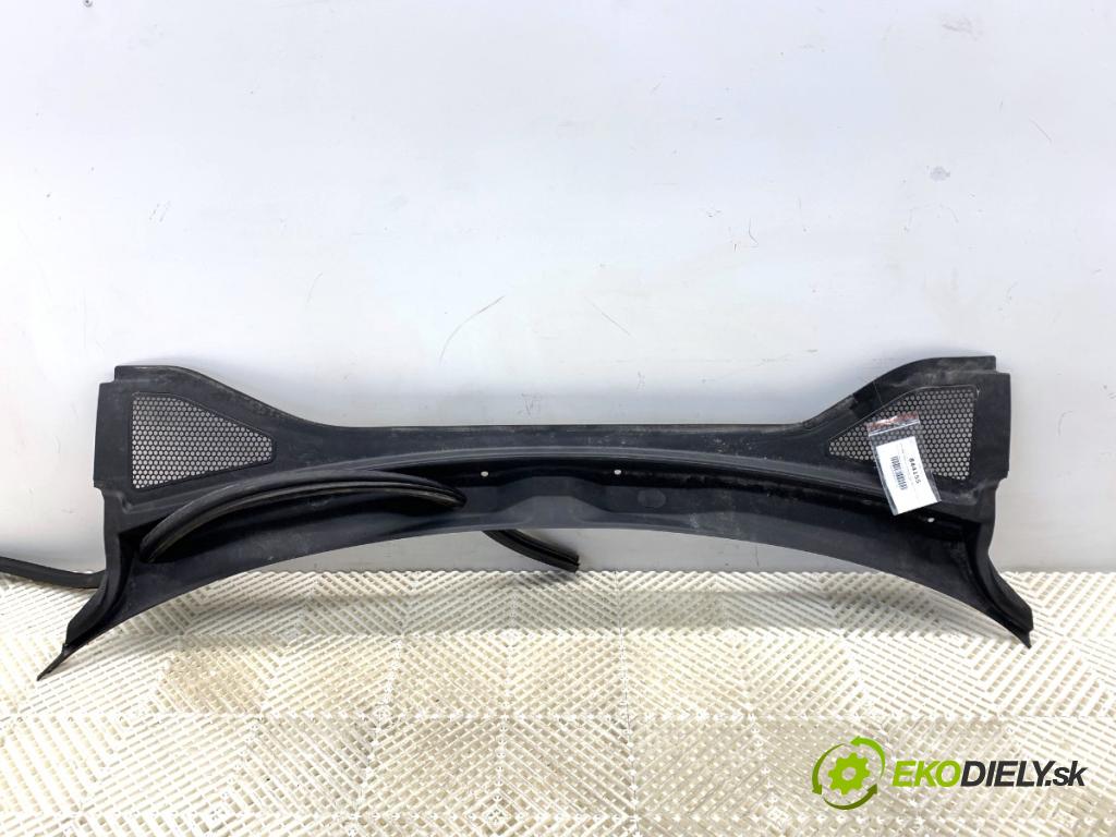 AUDI A3 8V sedan 2016 140 kW 2.0 TFSI quattro 1984 torpédo plast pod čelní okno  (Plast pod čelním sklem)