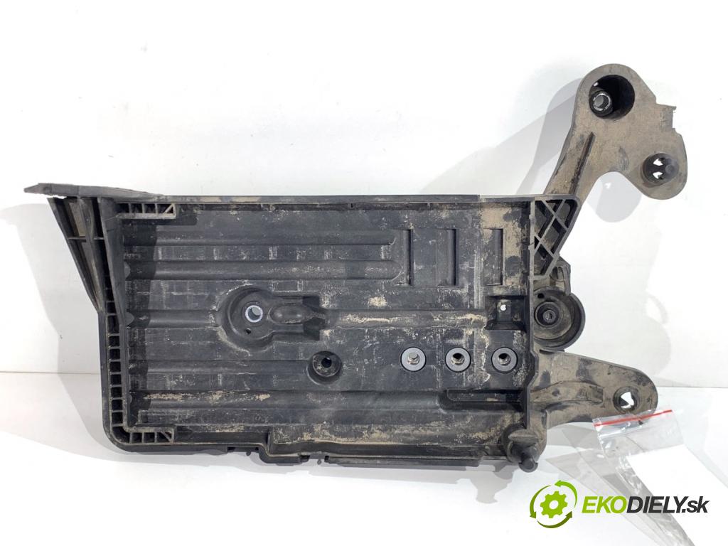 AUDI A3 8V sedan 2016 140 kW 2.0 TFSI quattro 1984 Obal akumulátora 5Q0915321H