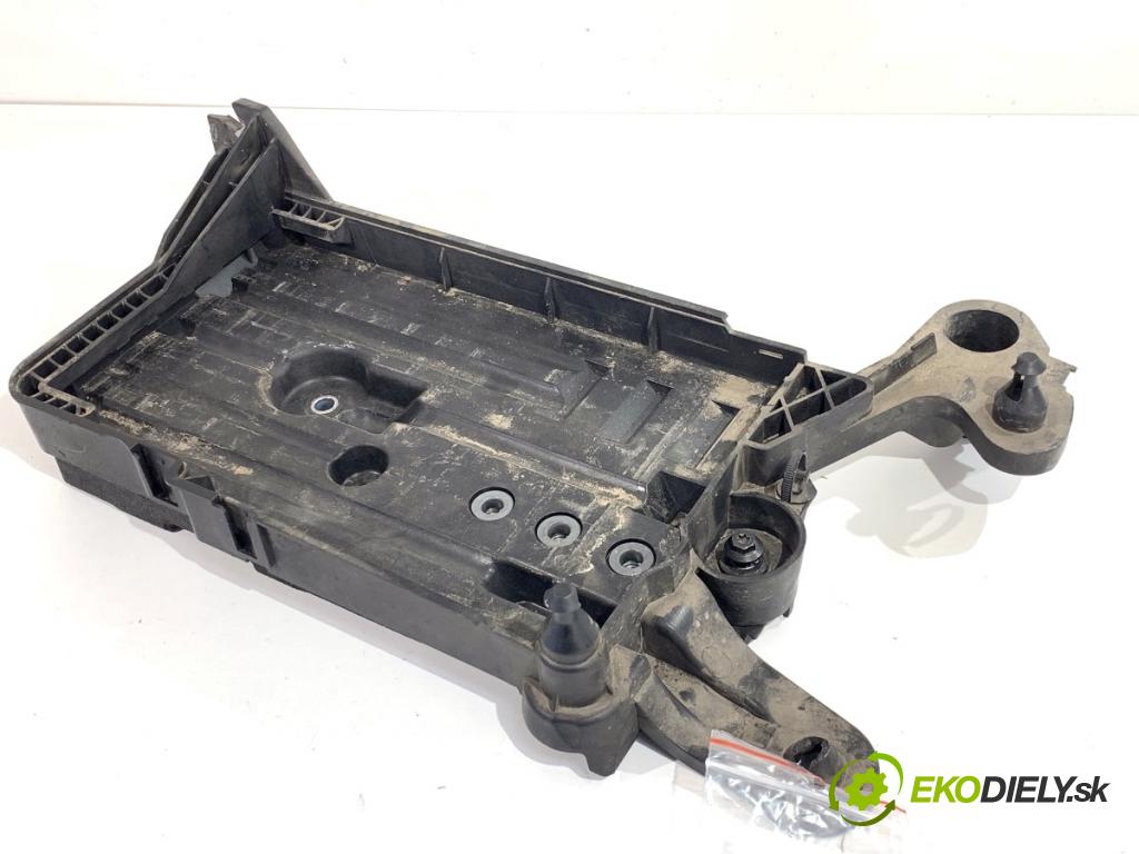 AUDI A3 8V sedan 2016 140 kW 2.0 TFSI quattro 1984 Obal akumulátora 5Q0915321H