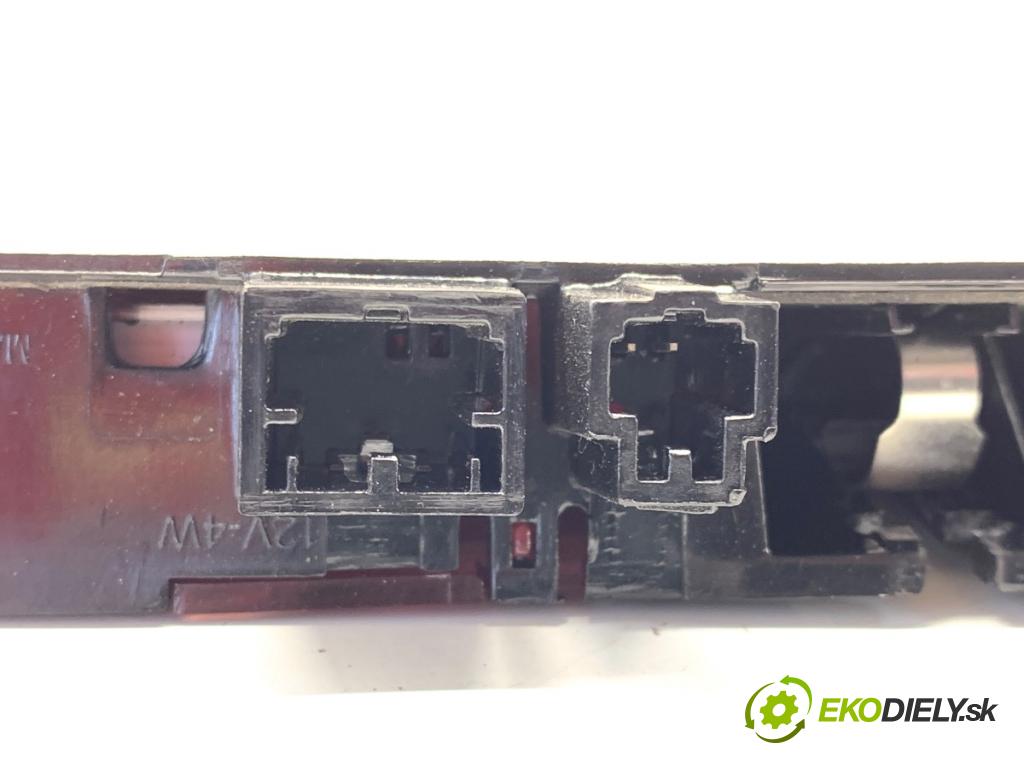 AUDI A3 8V sedan 2016 140 kW 2.0 TFSI quattro 1984 Svetlo brzdových svetiel 4G5945097