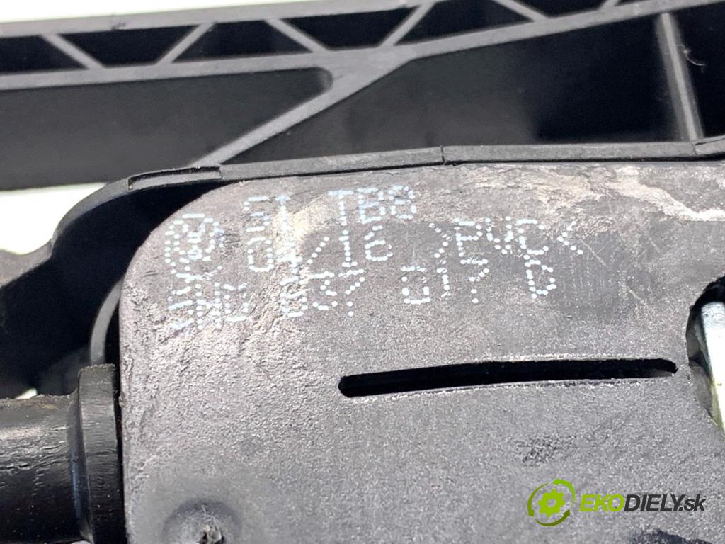 AUDI A3 8V sedan 2016 140 kW 2.0 TFSI quattro 1984 klika vnejší pravý zadní část 5N0837017D