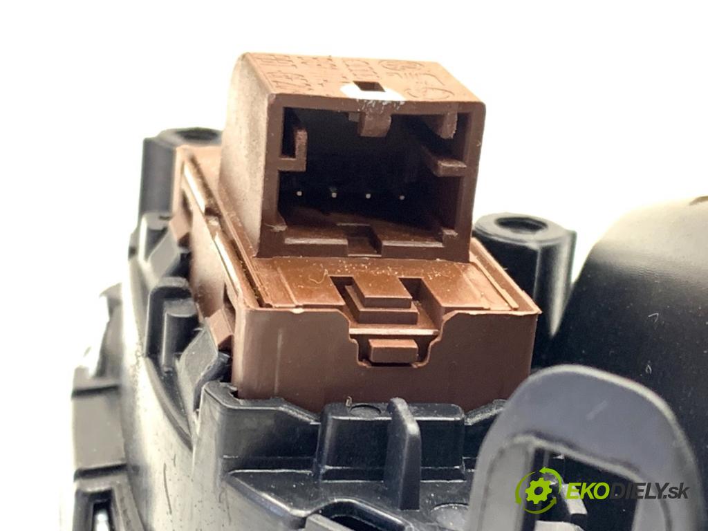 AUDI A3 8V sedan 2016 140 kW 2.0 TFSI quattro 1984 klika vnitřní levý zadní část 8V3837019B