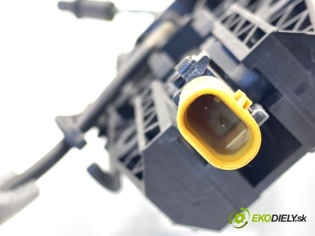 AUDI A3 8V sedan 2016 140 kW 2.0 TFSI quattro 1984 Kľučka vonkajšia ľavy predný