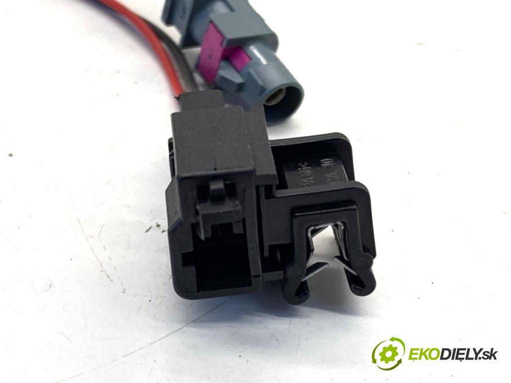 AUDI A3 8V sedan 2016 140 kW 2.0 TFSI quattro 1984 KAMERA Kľučka dverí zad 8V0827566