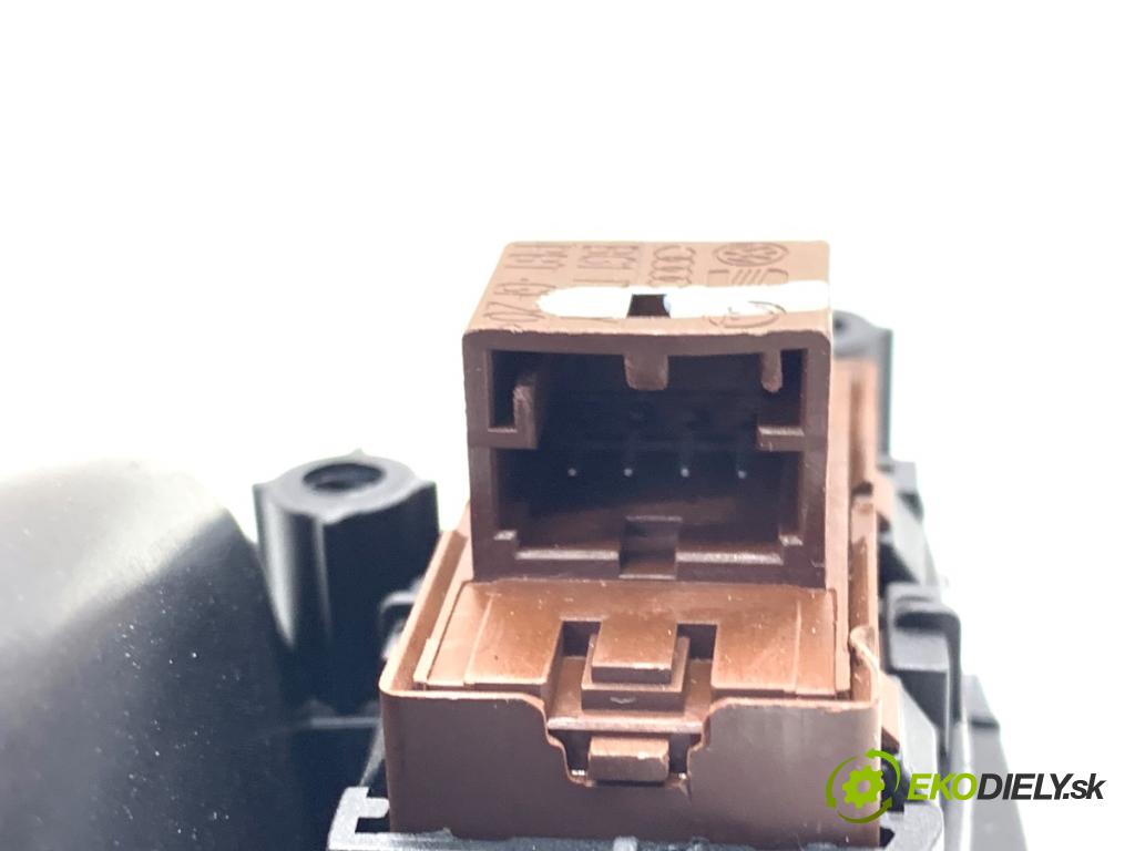 AUDI A3 8V sedan 2016 140 kW 2.0 TFSI quattro 1984 klika vnitřní pravý zadní část 8V3837020B