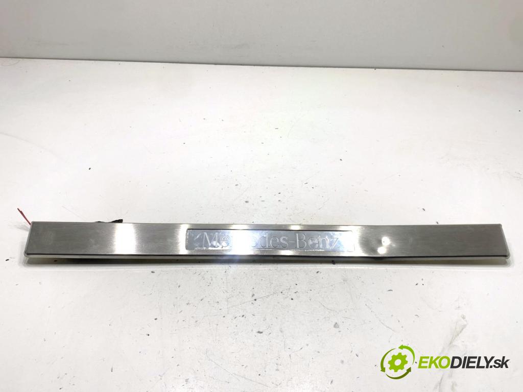 MERCEDES-BENZ W218 Kombi 2016 190 kW CLS 350 d 4-matic (218.994) 2987 lišta násada prahová přední část pravá A2126801835