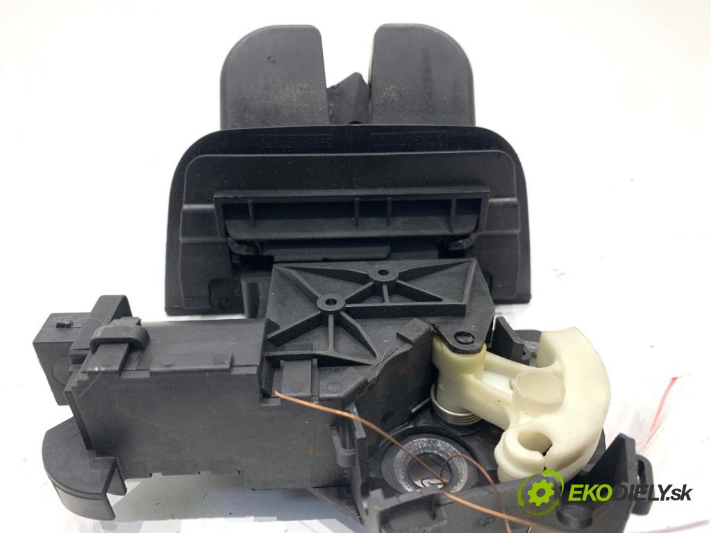 AUDI A4 B7 Kombi 2008 125 kW 2.0 TDI 1968 zámok dveří zadní část 8P4827505C