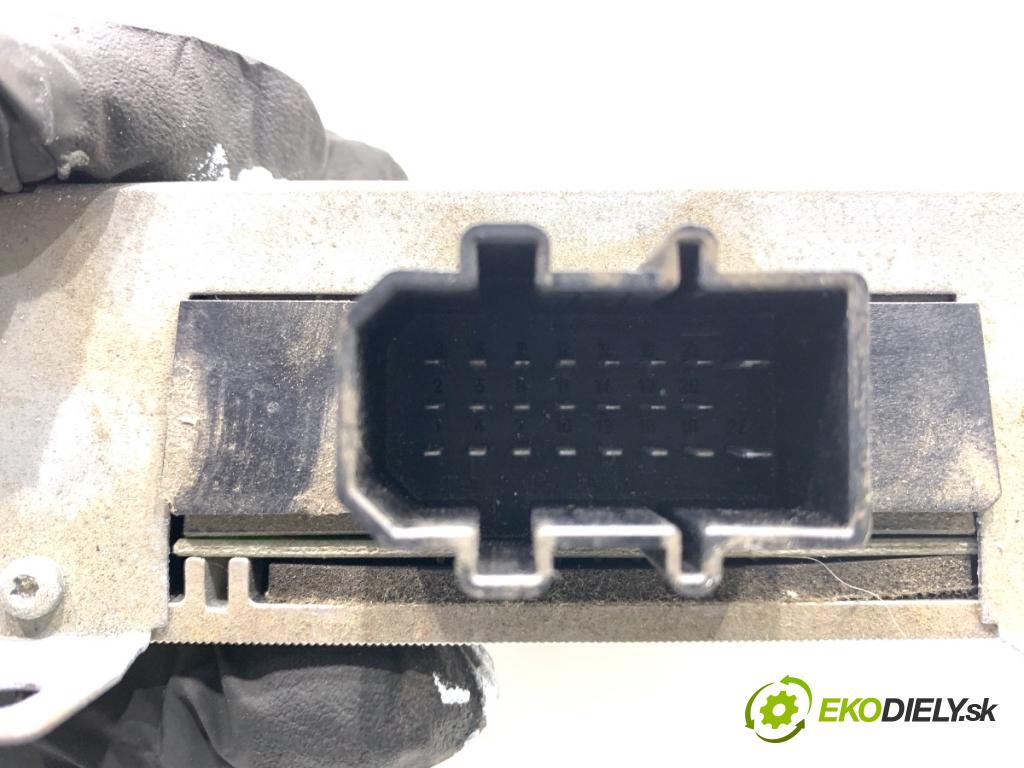 AUDI A4 B7 Kombi 2008 125 kW 2.0 TDI 1968 zesilovač 8E9035223D (Zesilovač)