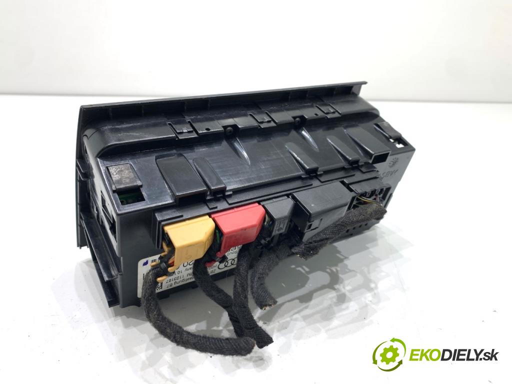 AUDI A4 B7 Kombi 2008 125 kW 2.0 TDI 1968 Panel ovládania kúrenia 8E0820043BM (Prepínacie páčky pod volantom)