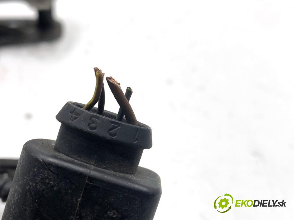 VW PASSAT B7 Kombi 2012 100 kW 2.0 TDI 1968 zámok kapoty predný 5M0820536A