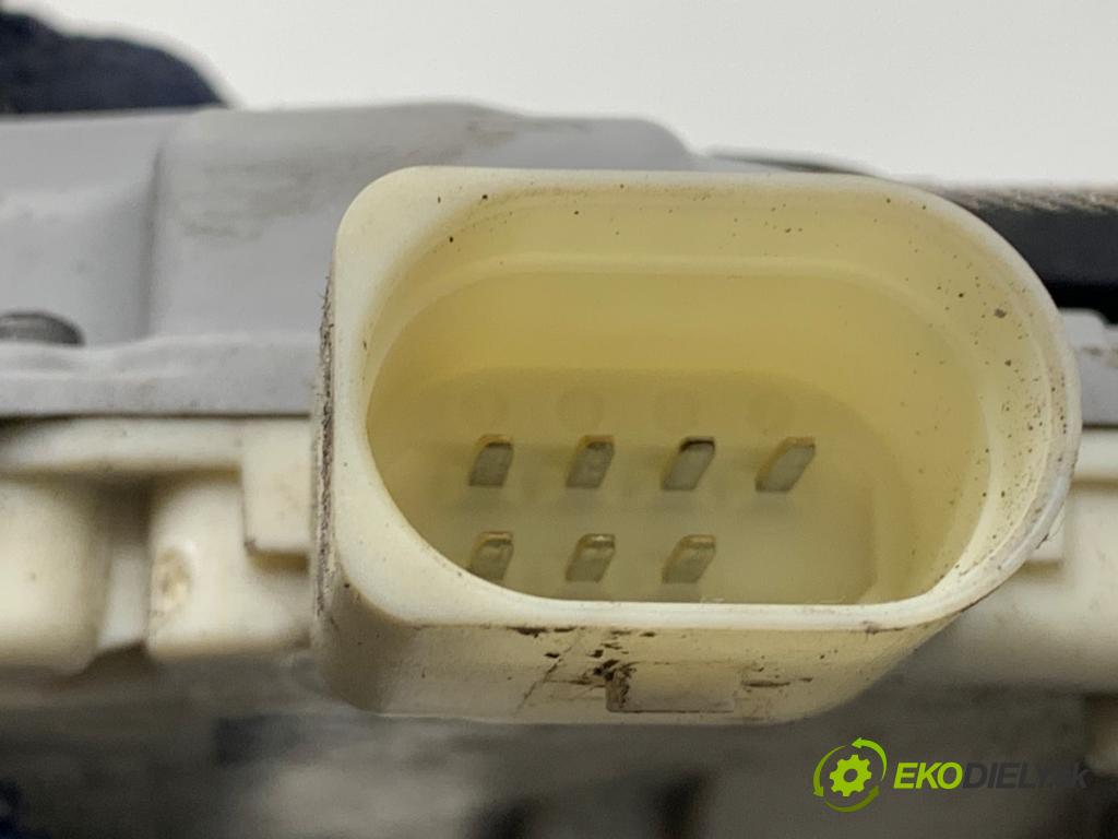 VW PASSAT B7 Kombi 2012 100 kW 2.0 TDI 1968 zámok Dvere pravy zad 3C4839016A