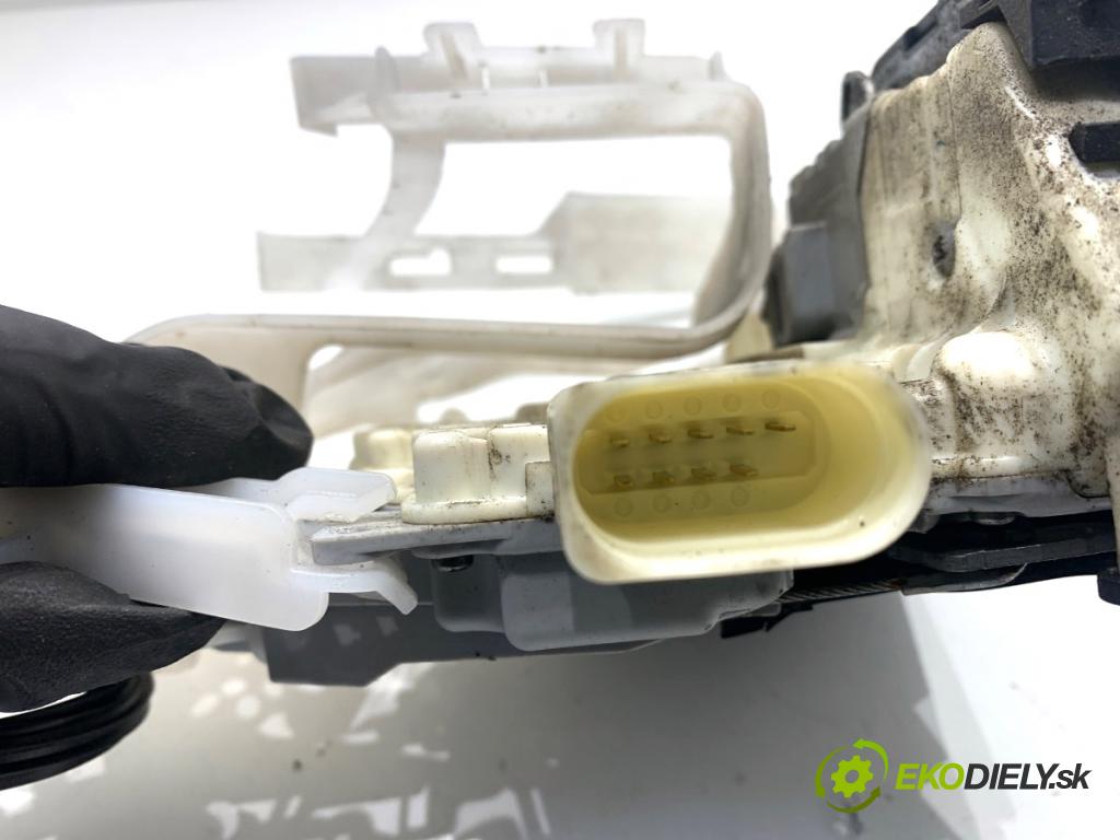 VW PASSAT B7 Kombi 2012 100 kW 2.0 TDI 1968 zámok dveře levý přední část 3C1837015A