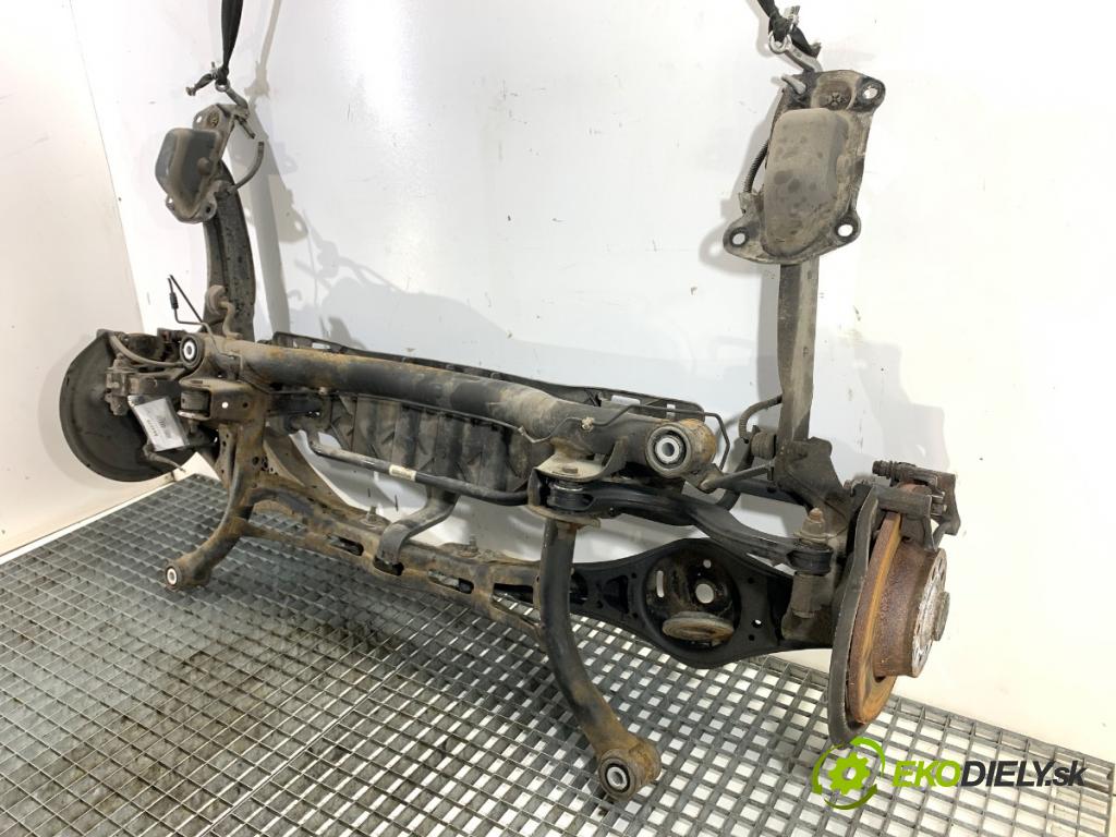 VW PASSAT B7 Kombi 2012 100 kW 2.0 TDI 1968 Výstuha zad