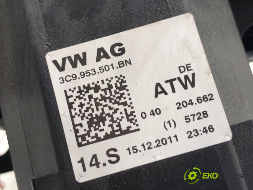 VW PASSAT B7 Kombi 2012 100 kW 2.0 TDI 1968 Prepínač kombinovaný 3C9953502B (Prepínacie páčky pod volantom)